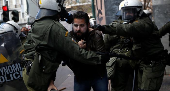 Греческие фермеры взбунтовались: полиция применила газ