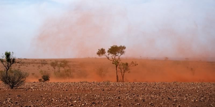 Пылевой дьявол сорвал футбольный матч в Африке