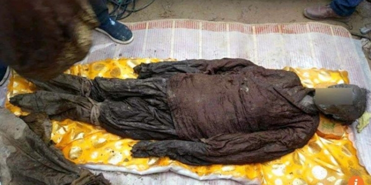 В Китае во время прокладки канализации отрыли два хрустальных гроба с телами