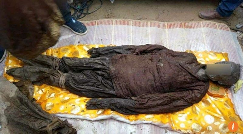 В Китае во время прокладки канализации отрыли два хрустальных гроба с телами 1