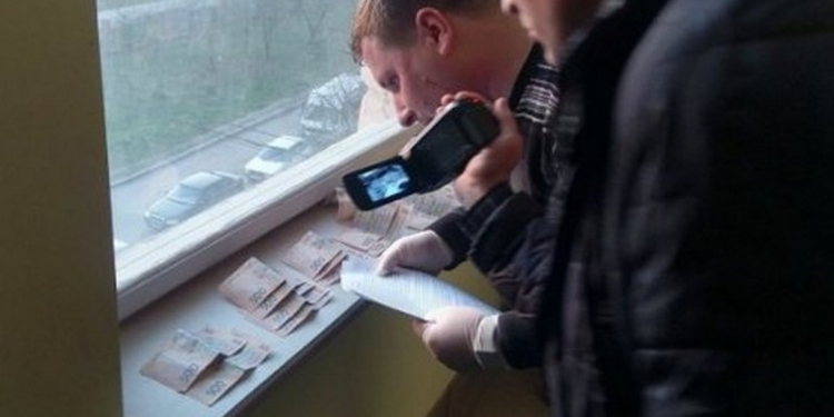 Во Львове прокурора поймали на взятке в 12 тыс.грн.