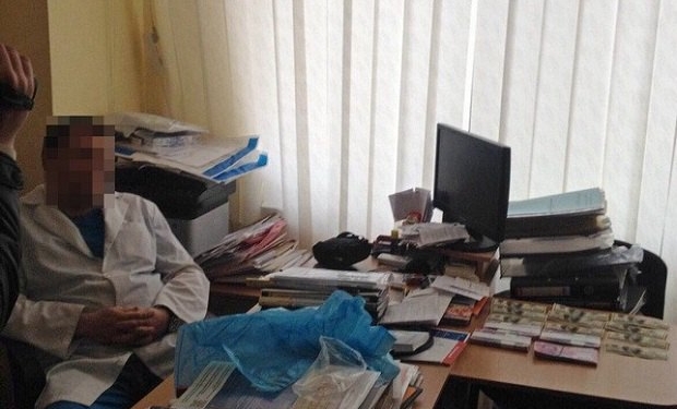 В Харькове задержали врача, который требовал у пациента 100 тысяч за операцию