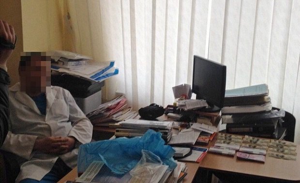 В Харькове задержали врача, который требовал у пациента 100 тысяч за операцию 1
