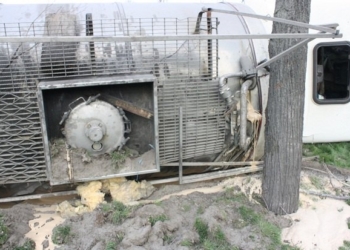 Фура с пивными дрожжами перевернулась на дороге в Запорожье