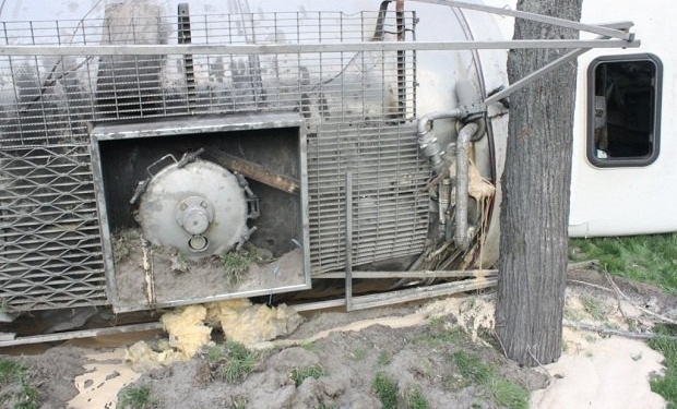 Фура с пивными дрожжами перевернулась на дороге в Запорожье