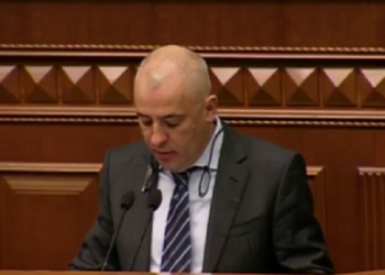 Юридический советник “Рошена” Юрий Буглак принял присягу нардепа. Он зашел в парламент вместо Алексея Савченко