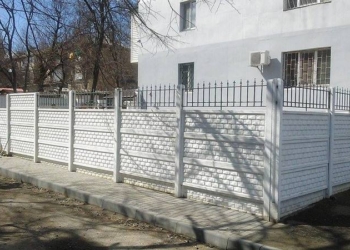 Николаевцы демонтируют забор, который возвел депутат горсовета Апанасенко