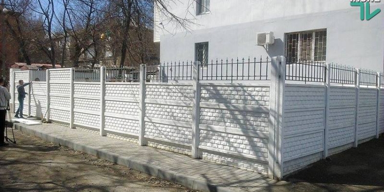 Николаевцы демонтируют забор, который возвел депутат горсовета Апанасенко