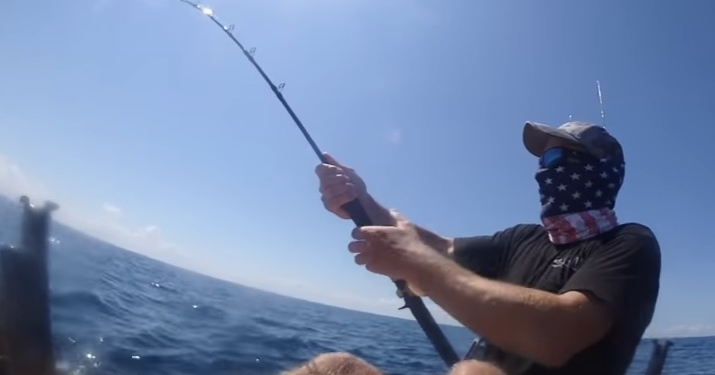 Ездовой марлин! Огромная рыбина прокатила рыбака с ветерком