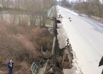 Во Львовской области обрушилась часть моста через Днестр, но автомобилистов это не пугает