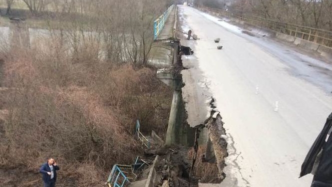 Во Львовской области обрушилась часть моста через Днестр, но автомобилистов это не пугает
