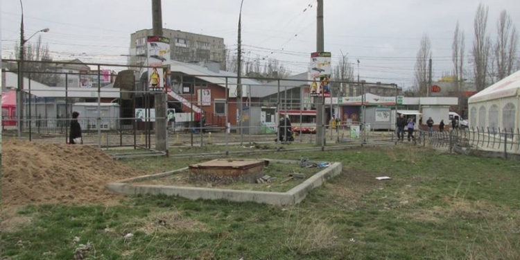 Николаевцы требуют остановить строительство «будкограда» возле рынка Колос