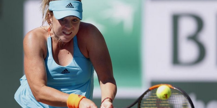 Теннисистка едва не попала мячом в птицу во время игры