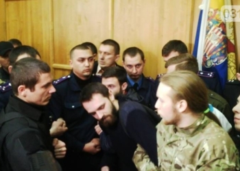 За землю. В Ужгороде на сессии горсовета священники УПЦ МП подрались с военными