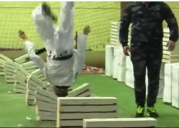 Дурацкие рекорды. Подросток проломил 111 бетонных блоков головой в прыжке