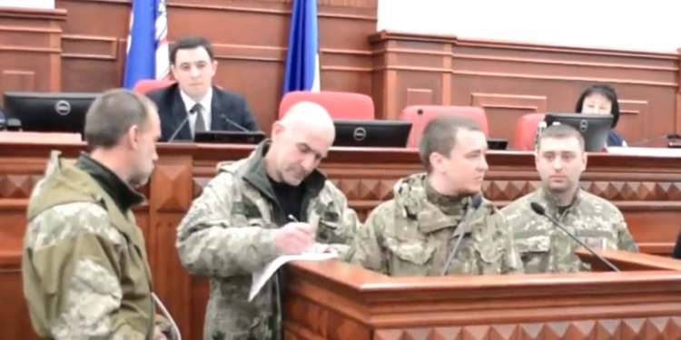 Ветераны АТО прорвались на сессию Киевсовета и убедили депутатов принять решение о запрете торговли с РФ