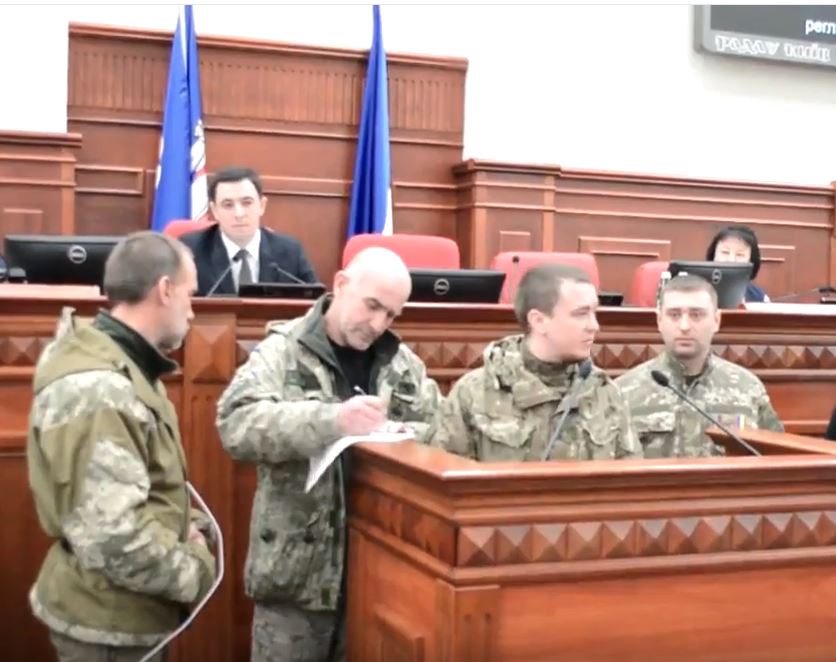 Ветераны АТО прорвались на сессию Киевсовета и убедили депутатов принять решение о запрете торговли с РФ 1