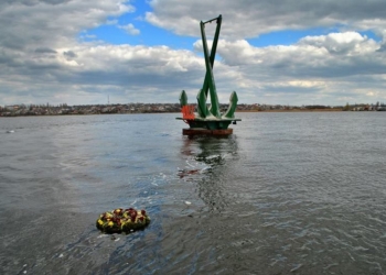 От героев сегодняшнего – героям прошлого: в Николаеве морпехи спустили на воду венки напротив места посадки десанта Ольшанского