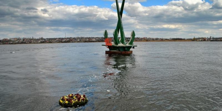 От героев сегодняшнего – героям прошлого: в Николаеве морпехи спустили на воду венки напротив места посадки десанта Ольшанского