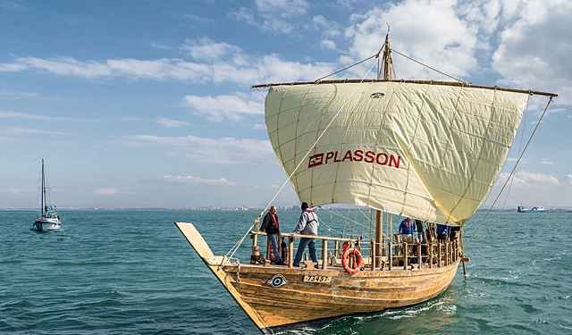 В Израиле спустили на воду точную копию древнейшего финикийского парусника