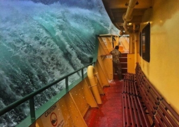 У вас так не выйдет. Паромщик снял огромную волну во время шторма