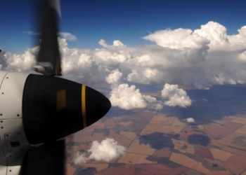 На честном слове. У самолета в полете отвалился винт, но самолет приземлился в своем порту