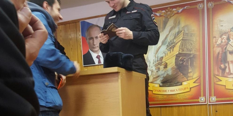 “Возможно, вас обвиняют в убийстве Кеннеди”, – на акции в Москве задержали британского журналиста