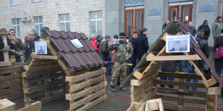 В Черкассах активисты под ОГА построили будки для Порошенко, Авакова и Аброськина