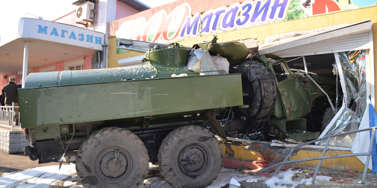 В Николаеве военный Урал въехал в зоомагазин. Побробности