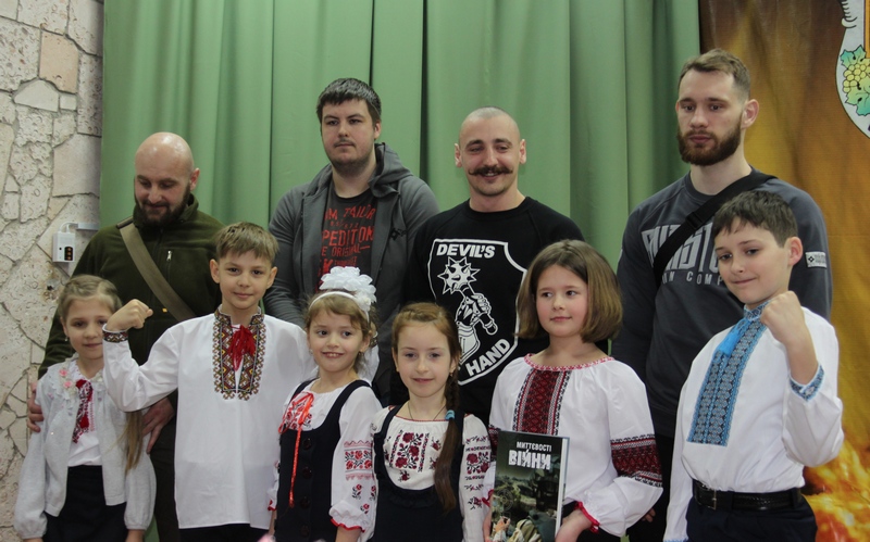 "Вдохновить на защиту страны и патриотизм": в Николаеве добровольцы провели лекцию для молодежи 4