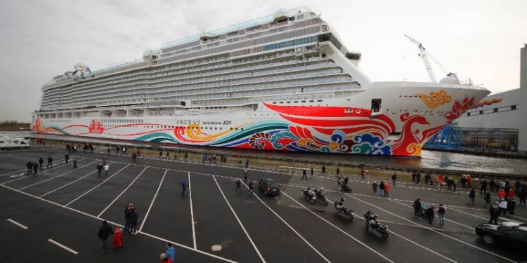 Круизный лайнер с гоночной трассой на борту построили в Китае