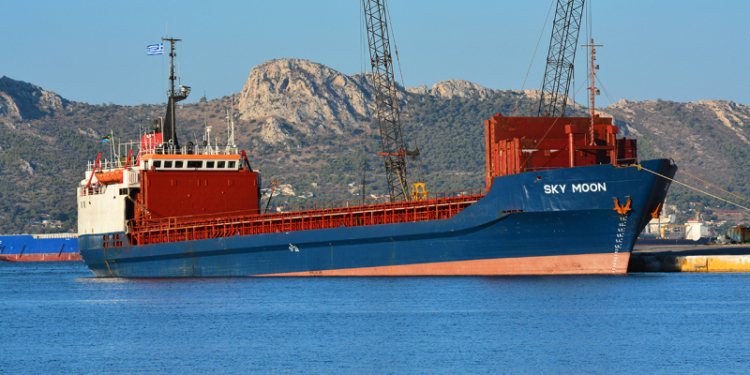 В Украине впервые конфисковали иностранное судно с грузом за заход в Крым