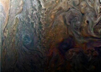 NASA опубликовала фото урагана на Юпитере