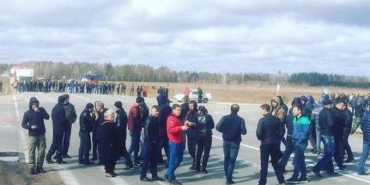 Блокадная эпидемия: копатели янтаря разблокировали международную автотрассу до понедельника