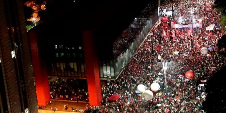 В Бразилии протестующие против пенсионной реформы захватили министерство финансов