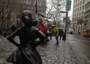 На Уолл-стрит появилась статуя девочки, противостоящей финансовому капитализму