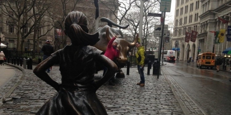 На Уолл-стрит появилась статуя девочки, противостоящей финансовому капитализму