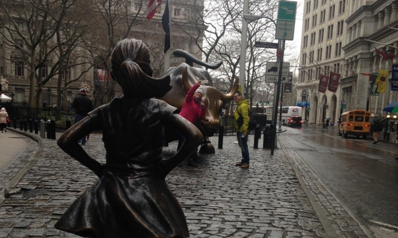 На Уолл-стрит появилась статуя девочки, противостоящей финансовому капитализму 1