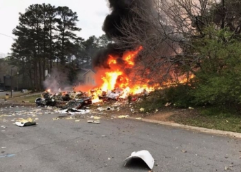 В США самолет упал на жилой дом. Пилот погиб, жителей спасла вера