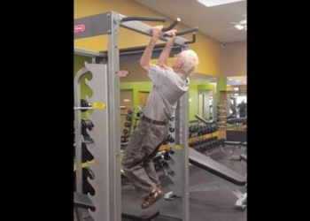 Когда отжимания достойны восхищения: видео 90-летнего атлета восхитило Сеть