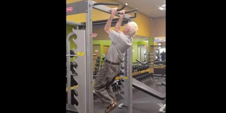 Когда отжимания достойны восхищения: видео 90-летнего атлета восхитило Сеть
