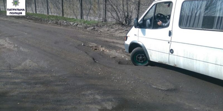 Патрульная полиция развернула борьбу за дороги Николаева – выписали новый штраф городским чиновникам за ямы на Новозаводской