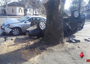 Автобоулинг по-николаевски: «KIA» ударил «ВАЗ» с такой силой, что он перевернулся и врезался в дерево