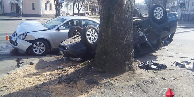 Автобоулинг по-николаевски: «KIA» ударил «ВАЗ» с такой силой, что он перевернулся и врезался в дерево