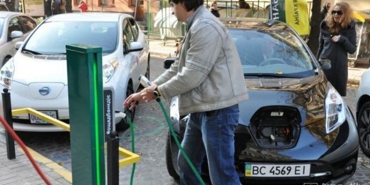 В этом году в Украине откроют 40 заправок для электромобилей, – Омелян