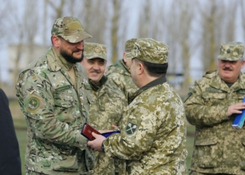 “За поддержку и заботу” – министр обороны Украины наградил губернатора Николаевщины “Знаком почета”