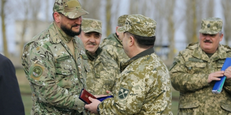 “За поддержку и заботу” – министр обороны Украины наградил губернатора Николаевщины “Знаком почета”