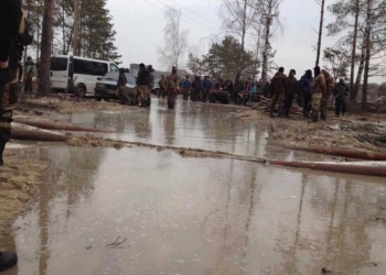 Толпа добытчиков янтаря прогнала полицию от места разрушения железной дороги