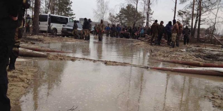 Толпа добытчиков янтаря прогнала полицию от места разрушения железной дороги