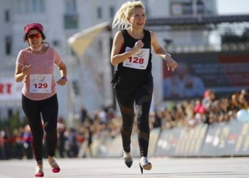 Падали, но бежали: в Турции прошел забег на каблуках за женское равенство